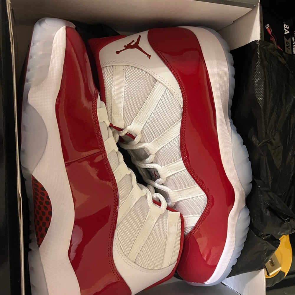 Jordan cherry 11 white and red size 10.5 - Picture 2 of 3